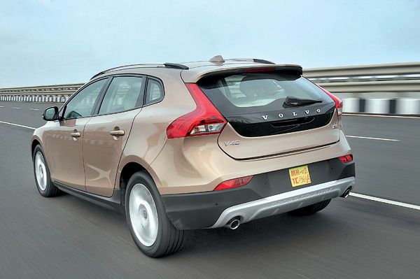 Mercedes A180 CDI vs Volvo V40 Cross Country D3